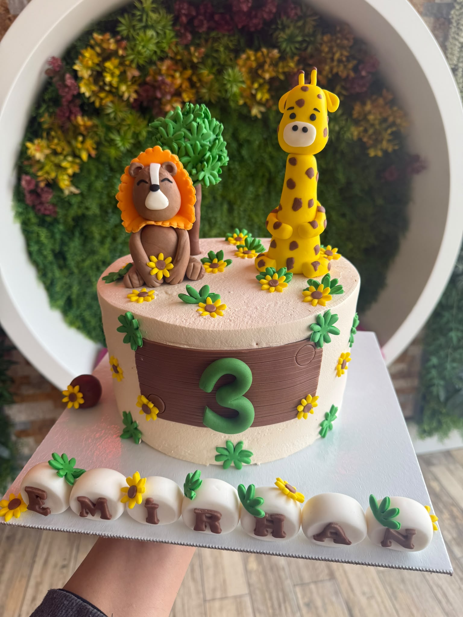 Aslan ve zürafa temalı çocuk pastası