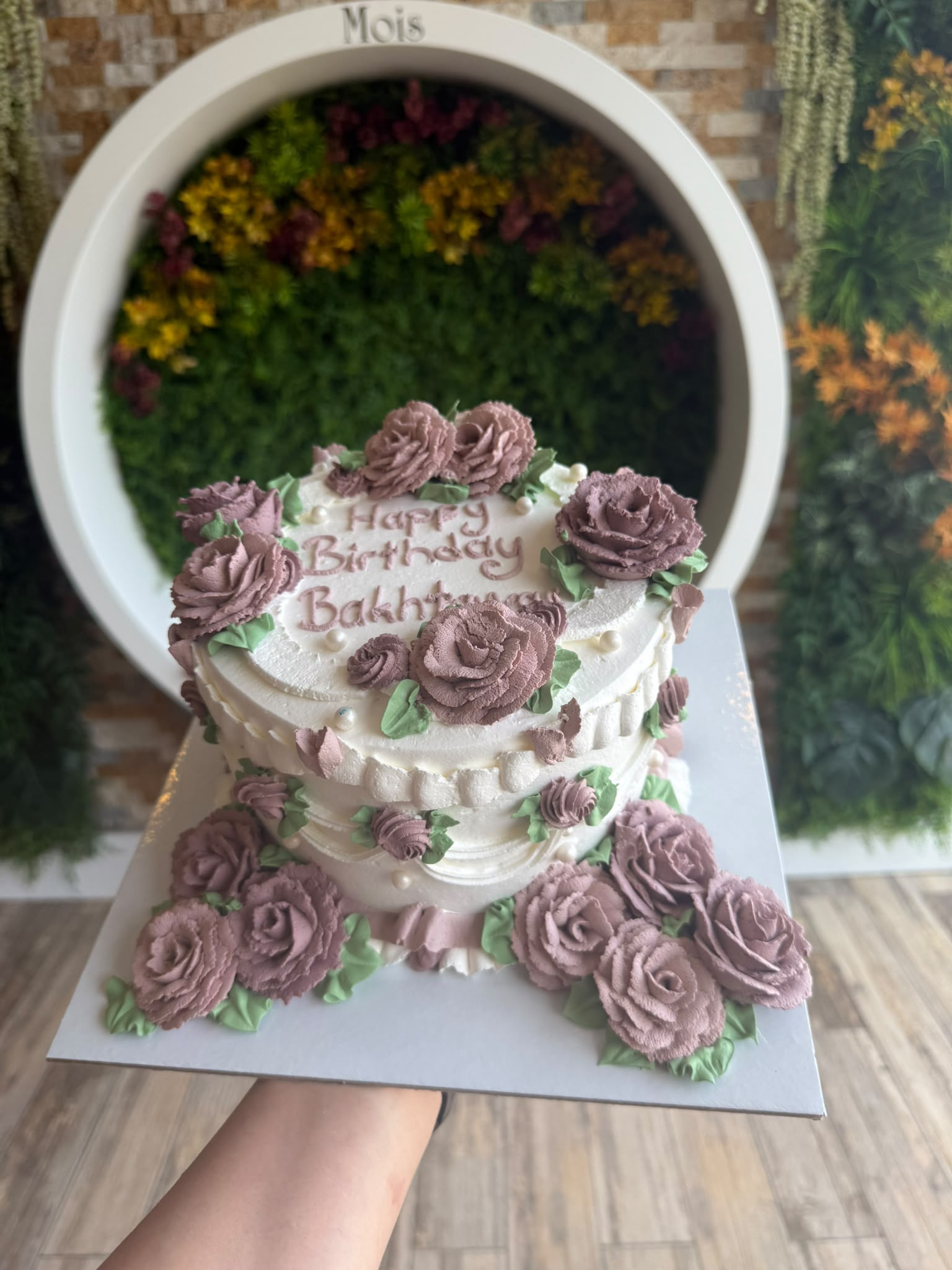 Çiçek süslemeli butik pasta